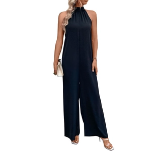 Elegante tuta nera smanicata con scollo all'americana e gamba larga fluida per donna