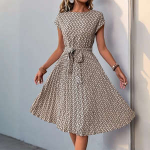 Elegant summer pleated dress with short sleeves and geometric print plus waist tie belt