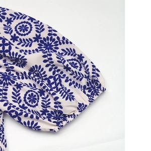 Détail du poignet bouffant élastique et de l'imprimé floral bleu du combishort d'été