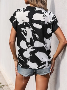Vue arrière d'une chemise d'été pour femme à manches courtes avec imprimé floral noir et blanc