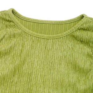 Dettaglio del tessuto increspato verde neon e della cucitura del girocollo su un top senza maniche