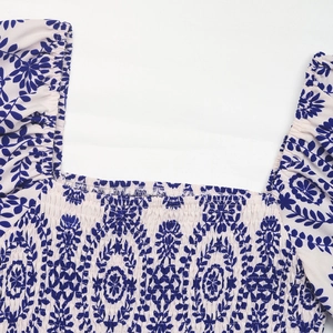 Détail de l'encolure carrée avec smocks et imprimé fleuri bleu sur le combishort