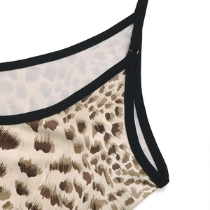Détail de la robe léopard avec bretelles réglables et coutures d'ourlet noires fines