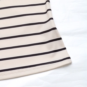 Dettaglio del tessuto a maglia a righe beige con finitura dell'orlo a doppia cucitura
