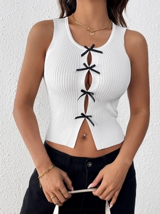 Détail du débardeur en maille côtelée blanche avec nœuds noirs et découpe style Y2K