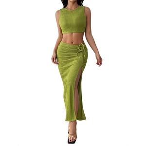 Set due pezzi verde erba a coste con crop top senza maniche e gonna lunga con spacco