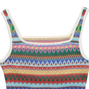 Détail de la texture en tricot zigzag coloré et motifs au crochet sur un débardeur