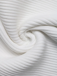 Vue macro détaillée de la texture du tricot côtelé blanc du débardeur ajusté Y2K