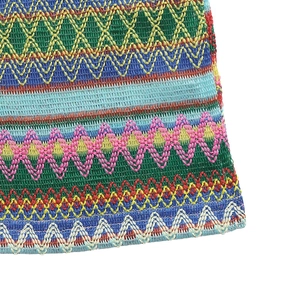 Vue macro détaillée du tissu crocheté arc-en-ciel à chevrons pour robes d'été