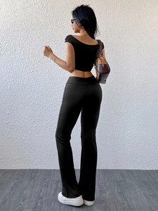 Ensemble noir deux pièces coupe ajustée avec haut court et pantalon évasé élégant