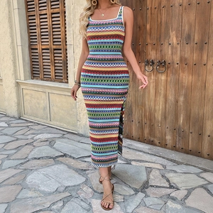 Robe longue en maille rayée avec encolure carrée et fente latérale bohème