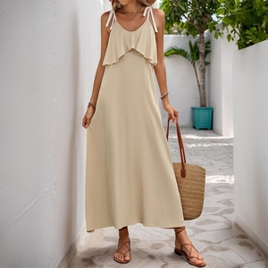 Robe longue chic sans manches couleur abricot avec volants et fines bretelles blanches