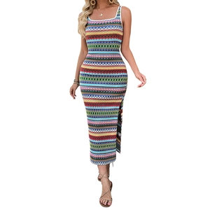Robe longue au crochet sans manches pour femme avec rayures colorées et motifs ondulés