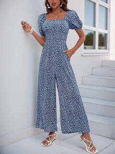 Combinaison fleurie avec col carré et manches bouffantes en bleu marine et blanc