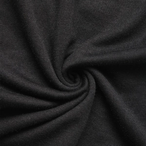Gros plan sur la texture du tricot noir montrant la matière douce du pantalon léopard