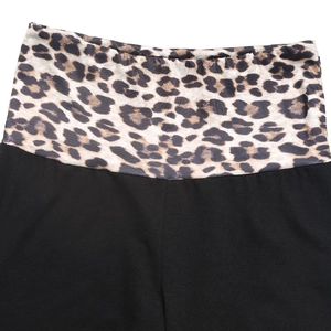 Vue détaillée du pantalon à taille basse avec imprimé léopard et empiècement noir uni