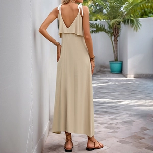 Robe longue beige sans manches à dos nu avec col en V à volants et bretelles