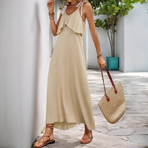 Vue détaillée d'une robe beige sans manches dos nu avec volants et fines bretelles