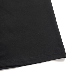 Détail de la couture à double aiguille et texture du tricot sur ce pantalon noir