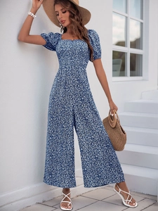 Détail de combinaison fleurie bleue avec col carré et manches bouffantes style d'été