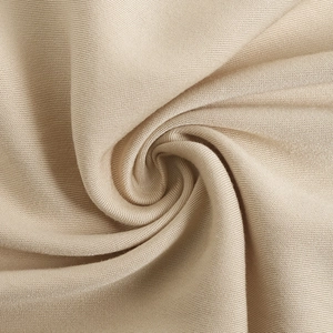Vue macro de la texture tissée fine et du tissu beige doux de la robe d'été