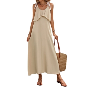 Robe longue beige sans manches à volants et fines bretelles pour les vacances d'été à la mer