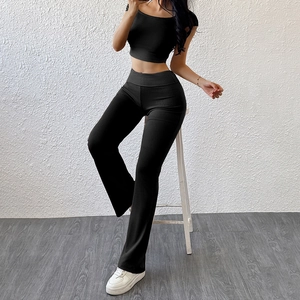 Ensemble de sport deux pièces noir pour femme avec crop top et legging évasé côtelé