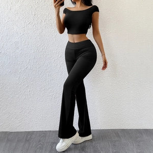 Ensemble noir côtelé pour femme avec crop top à col bateau et pantalon évasé