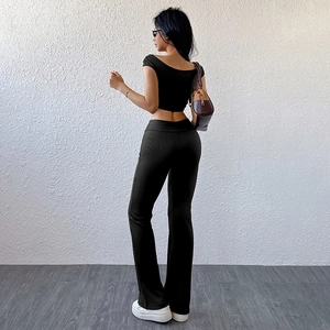 Ensemble deux pièces noir en maille côtelée avec crop top et pantalon évasé pour femme