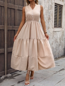Détail de la robe sans manches à col en V avec boutons et jupe à plusieurs couches