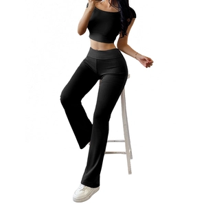 Ensemble sport deux pièces noir pour femme avec haut court et pantalon évasé