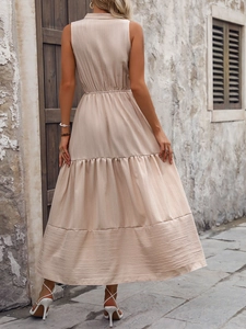 Vue de dos d'une robe longue beige sans manches à volants avec tissu texturé et taille haute