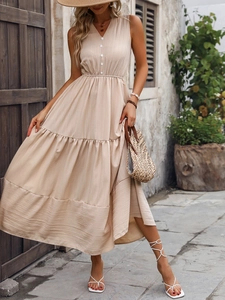 Vue détaillée d'une robe mi-longue sans manches beige avec col en V et boutonnage frontal