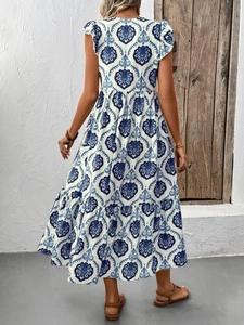 Vue arrière détaillée d'une robe midi blanche à volants avec imprimé floral damassé bleu