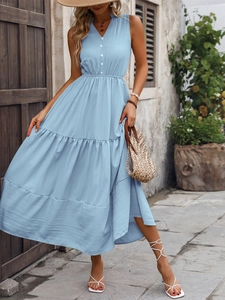 Détail d'une robe longue sans manches bleu clair à col en V, jupe à volants et taille haute