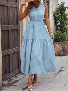 Détails d'une robe longue à volants bleu clair avec col en V et boutons blancs chic