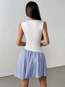 Vista posteriore di un abito corto senza maniche con corpetto bianco e gonna a righe