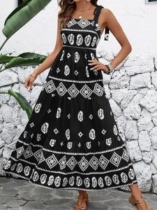 Détail de robe longue bohème avec imprimé ethnique et bretelles à nouer ajustables