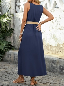 Dettaglio dell'abito lungo senza maniche blu navy con cintura intrecciata kaki