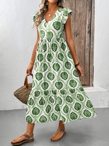 Détail d'une robe d'été bohème à imprimés floraux verts et ourlet à volants étagés