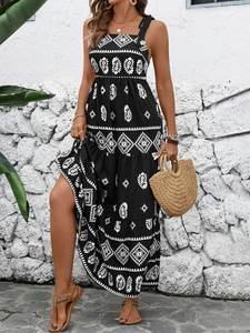 Détail d'une robe d'été bohème montrant des motifs ethniques blancs sur tissu noir