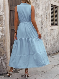 Détail de la robe longue sans manches bleu clair avec tissu texturé et jupe à volants
