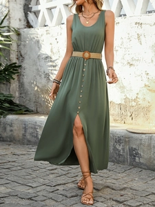 Détail de la robe sans manches vert olive avec boutons décoratifs et ceinture en paille