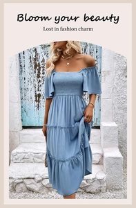 Détail de robe bleu clair à épaules dénudées avec bustier froncé et ourlet à volants