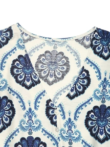 Détail du col en V avec boutons en nacre sur une robe en lin à imprimé cachemire