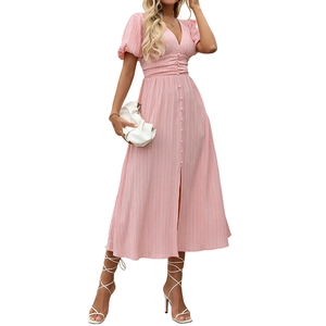 Robe longue rose à col en V, manches bouffantes, boutons et fente latérale élégante