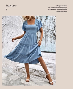 Détail de robe étagée bleu clair avec manches à volants et corsage froncé élastique