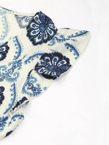 Détail des poignets à volants et de l'imprimé paisley bleu sur une robe d'été française