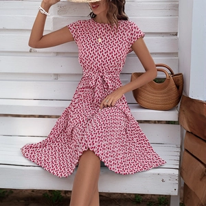 Elegant summer dress with red geometric print, short sleeves and belt tie waist