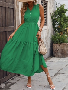 Détail d'une robe d'été verte sans manches avec col en V et texture à boutons